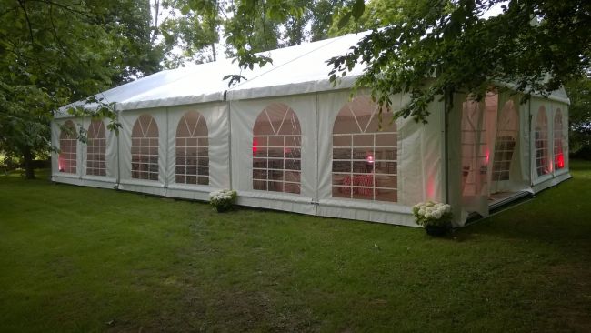 Tente de 150m² vue de l'extérieur.